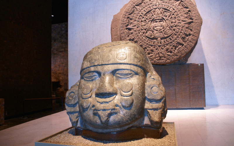 Der Untergang der Azteken: Die Eroberung durch die Spanier bedeutete das Ende der Azteken und ihrer Kultur, trotz ihrer beeindruckenden Errungenschaften in vielen Bereichen.