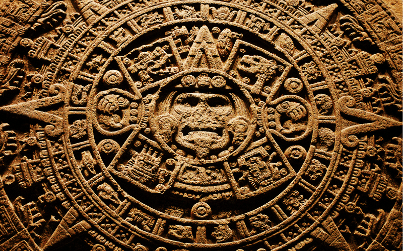 Die Azteken und die Kriegsführung: Die Azteken waren ein Volk, das ständig im Kriegszustand lebte und ihre Kriegsgefangenen opferte, um ihre Götter zu ehren. Sie waren auch sehr geschickte Krieger und nutzten Waffen wie Pfeile und Speere.