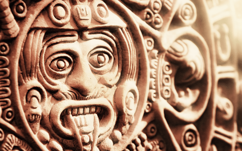 Die Azteken und ihre Götter: Die Azteken hatten viele Götter und Göttinnen, die sie verehrten und durch Opfergaben und Rituale ehren wollten. Einer der wichtigsten Götter war Huitzilopochtli, der Gott des Krieges und der Sonne.