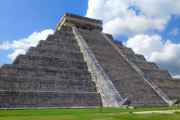 "Die prächtigen Maya-Tempel und Pyramiden, ein Symbol für ihre herausragenden architektonischen Fähigkeiten und ihre tiefen spirituellen Überzeugungen."