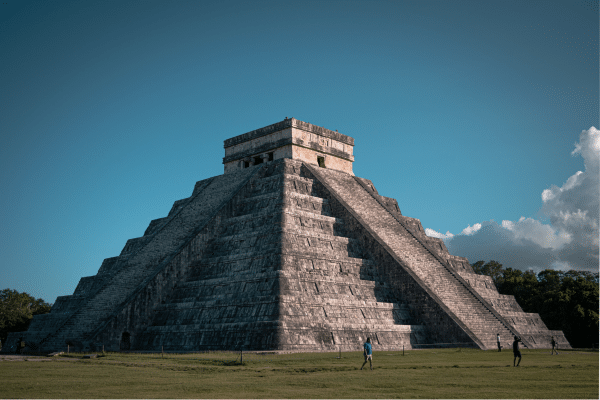 Die Blütezeit der Maya-Zivilisation: "Inmitten prächtiger Tempel und blühender Städte erlebte die Maya-Zivilisation ihre goldene Ära, eine Zeit kulturellen und wissenschaftlichen Fortschritts."