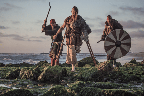 "Mit Segel und Schwert eroberten die Wikinger die Welt - eine Reise in die weitreichende Expansion des Wikingerreichs."