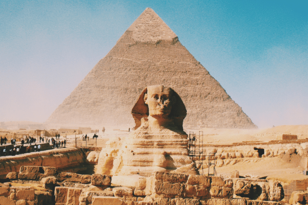 Die aufgehende Sonne über den majestätischen Pyramiden von Gizeh, ein Sinnbild für den Beginn einer Zivilisation, die die Geschichte der Menschheit prägen sollte.