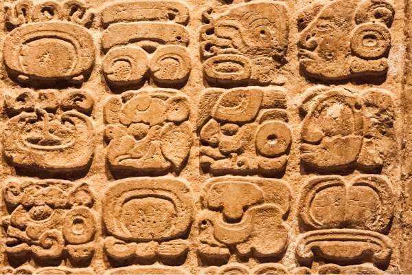 "Die faszinierenden Kunstwerke der Maya, die in ihrer komplexen Symbolik und detailreichen Ausdrucksweise ihre tiefe Verbundenheit mit Natur, Spiritualität und dem menschlichen Geist widerspiegeln."