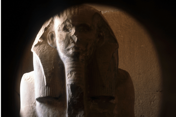 Die Stufenpyramide von Djoser, ein architektonisches Meisterwerk, das die Anfänge der grandiosen Pyramidenbaukunst im alten Ägypten markiert.