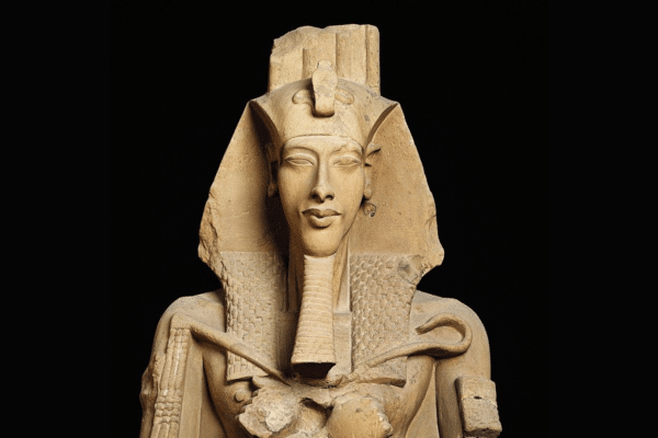 Eine antike Darstellung von Echnaton, die seine radikale Abkehr vom traditionellen ägyptischen Polytheismus zugunsten des Kults des Aton verdeutlicht.