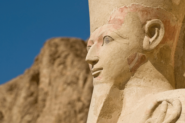 Der Totentempel von Hatschepsut in Deir el-Bahari, ein beeindruckendes Monument, das die Errungenschaften dieser außergewöhnlichen weiblichen Pharao würdigt.