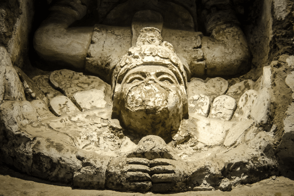 "Die tiefe spirituelle Welt der Maya, in der Götter, Menschen und Natur miteinander verwoben sind, spiegelt sich in ihren reichen Mythen und religiösen Praktiken wider."