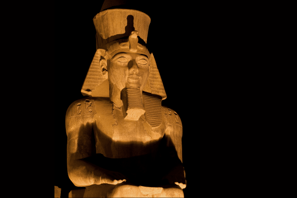 Der imposante Tempel von Abu Simbel, ein Meisterwerk von Ramses II., der seine Liebe zur Architektur und seine Fähigkeiten als Baumeister unterstreicht.